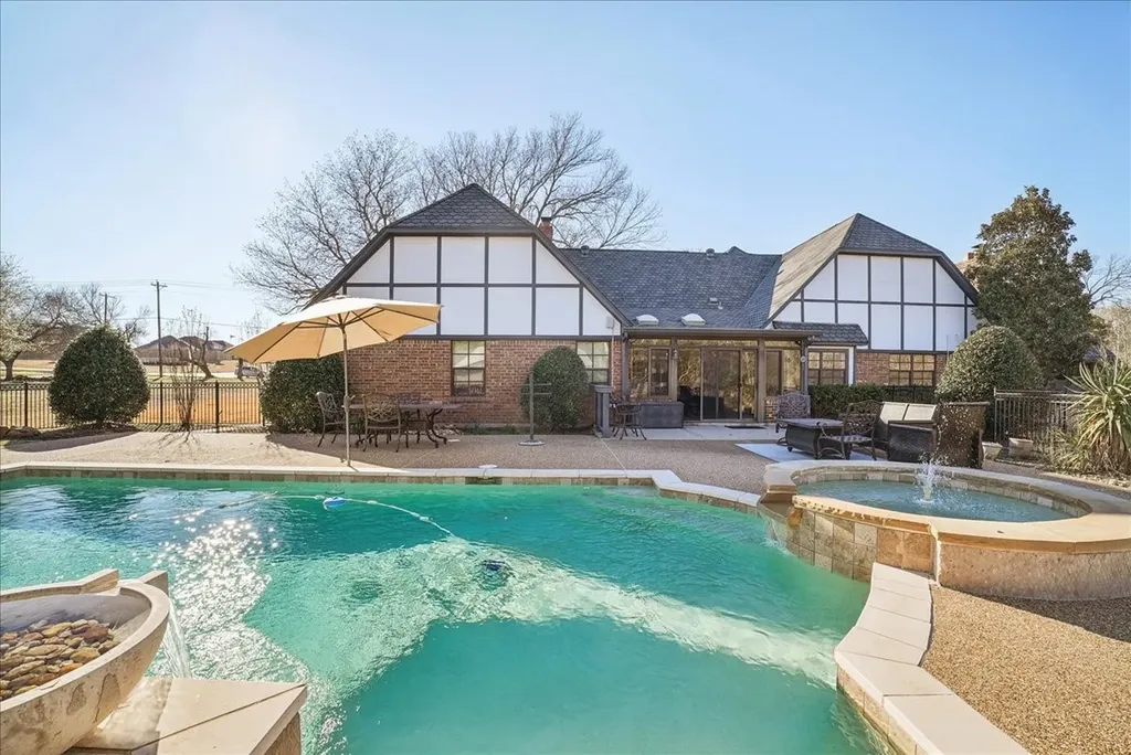 604 S Hampton Road Oak Leaf TX 75154