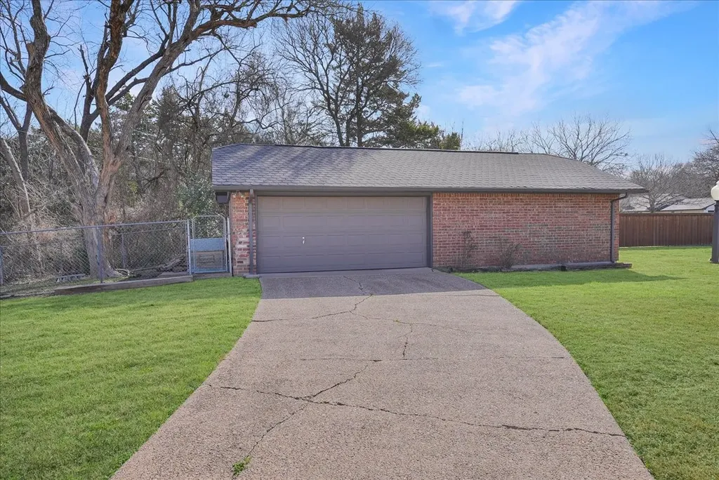 604 S Hampton Road Oak Leaf TX 75154