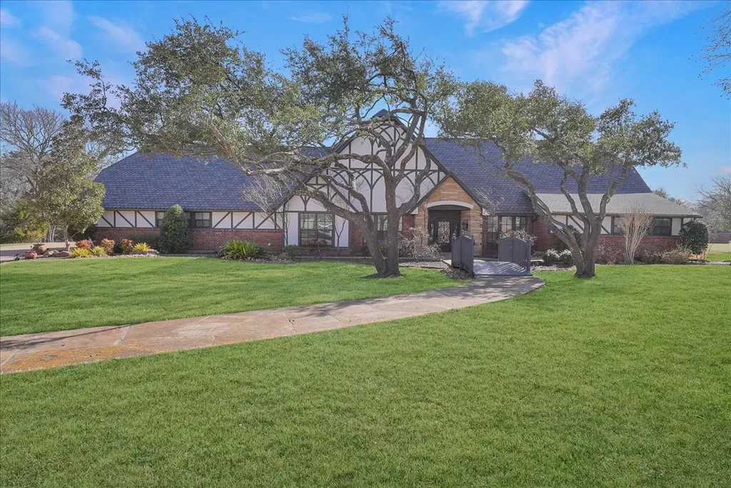 604 S Hampton Road Oak Leaf TX 75154
