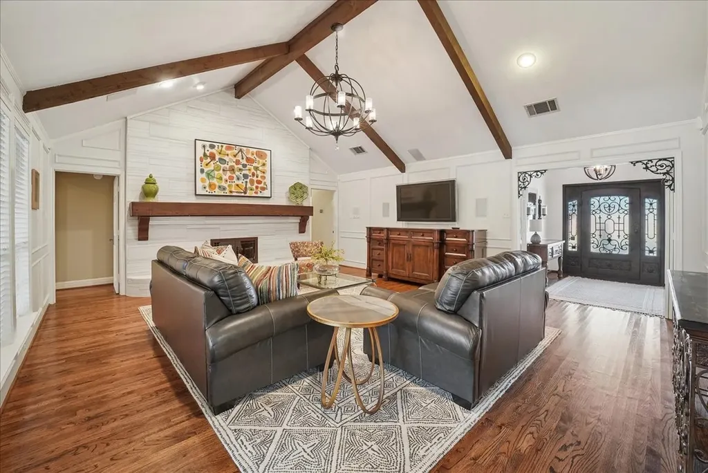 604 S Hampton Road Oak Leaf TX 75154