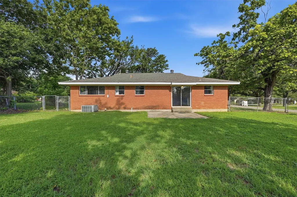 901 Maple Street Howe TX 75459