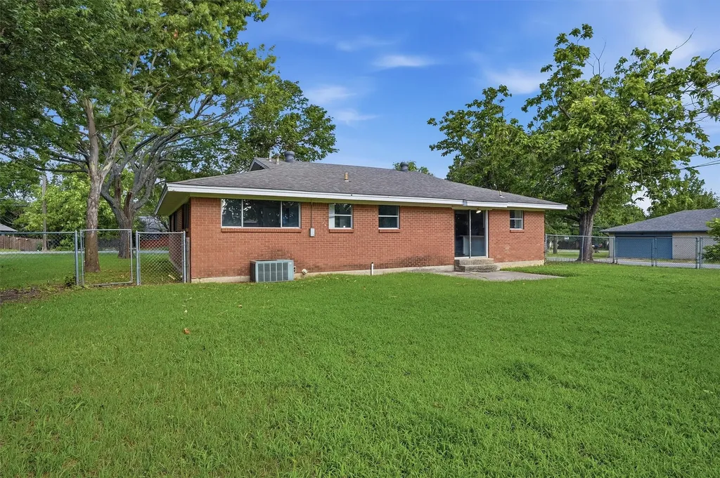 901 Maple Street Howe TX 75459