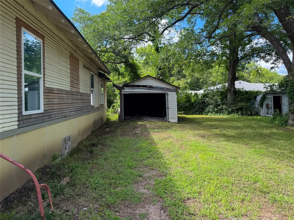 1617 E College Street Sherman TX 75090