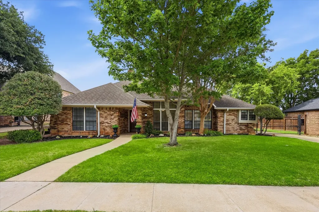 1900 Glenbrook Court Bedford TX 76021