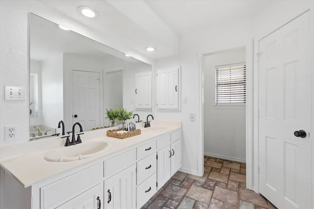 1900 Glenbrook Court Bedford TX 76021