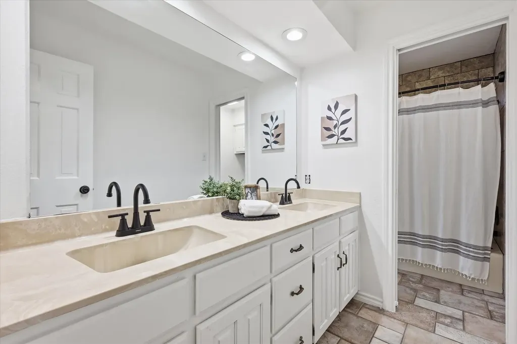 1900 Glenbrook Court Bedford TX 76021