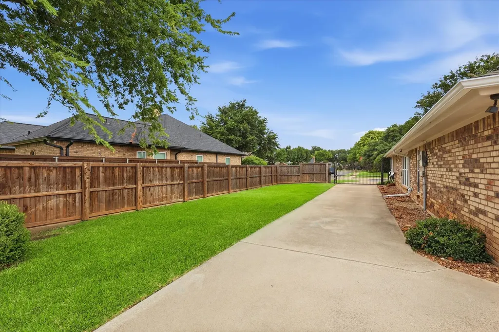 1900 Glenbrook Court Bedford TX 76021