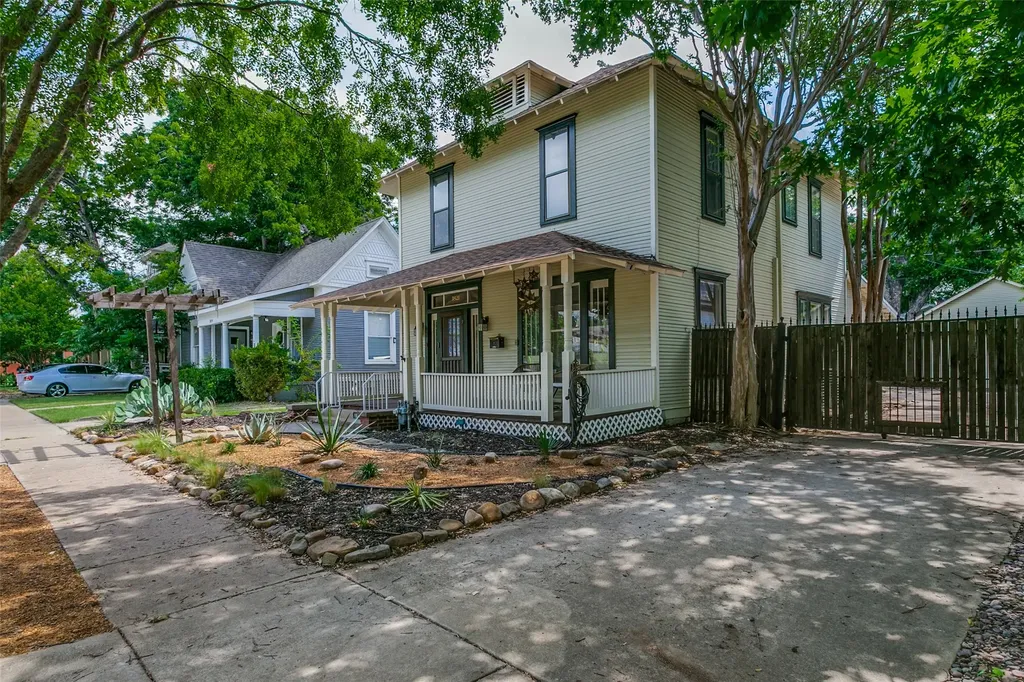 1821 College Avenue Fort Worth TX 76110