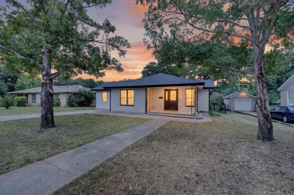 2029 Queen Street Fort Worth TX 76103