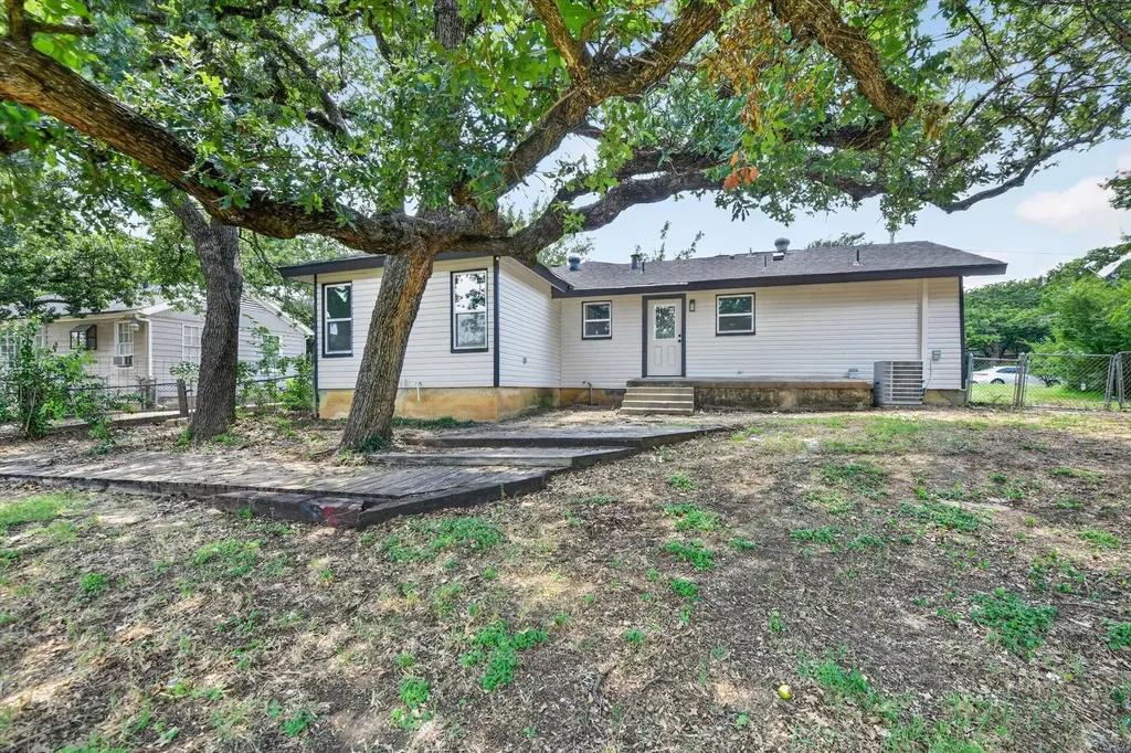2029 Queen Street Fort Worth TX 76103