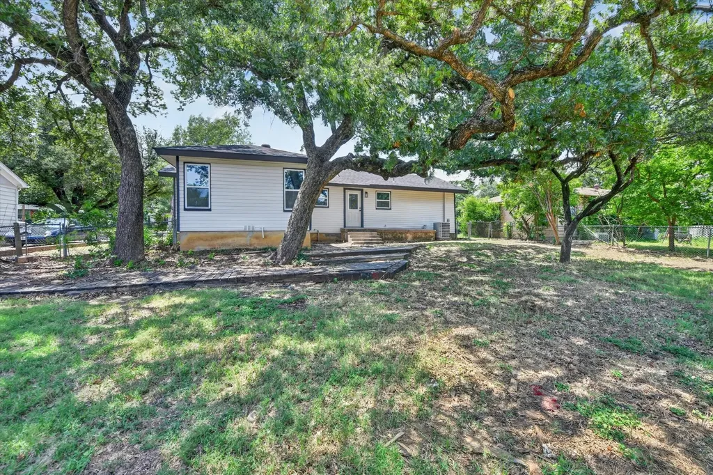 2029 Queen Street Fort Worth TX 76103