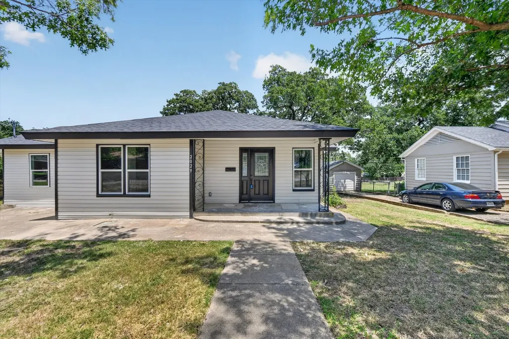 2029 Queen Street Fort Worth TX 76103