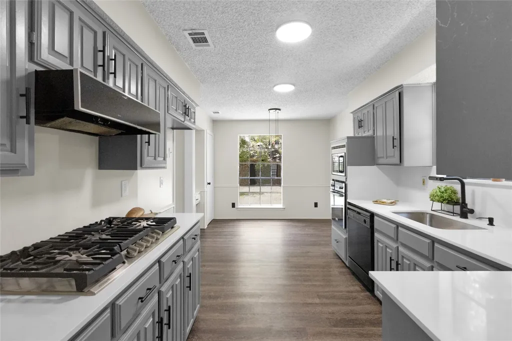 335 Hummingbird Lane Duncanville TX 75137