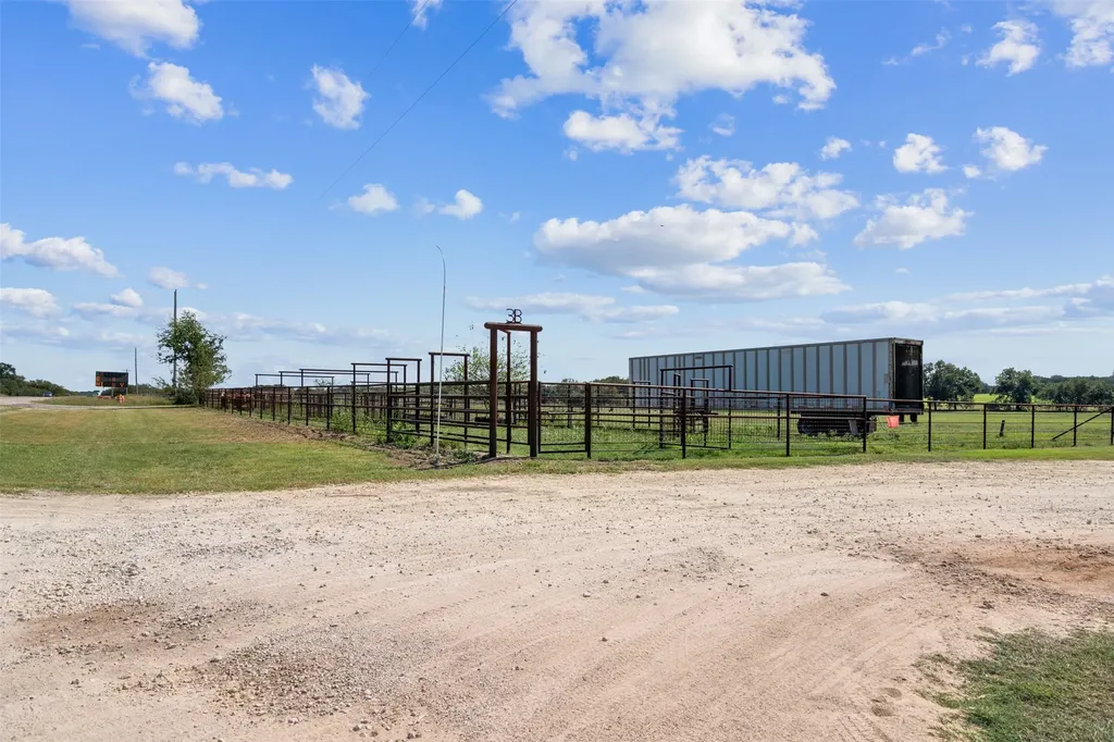 324 E Highway 6 Iredell TX 76649