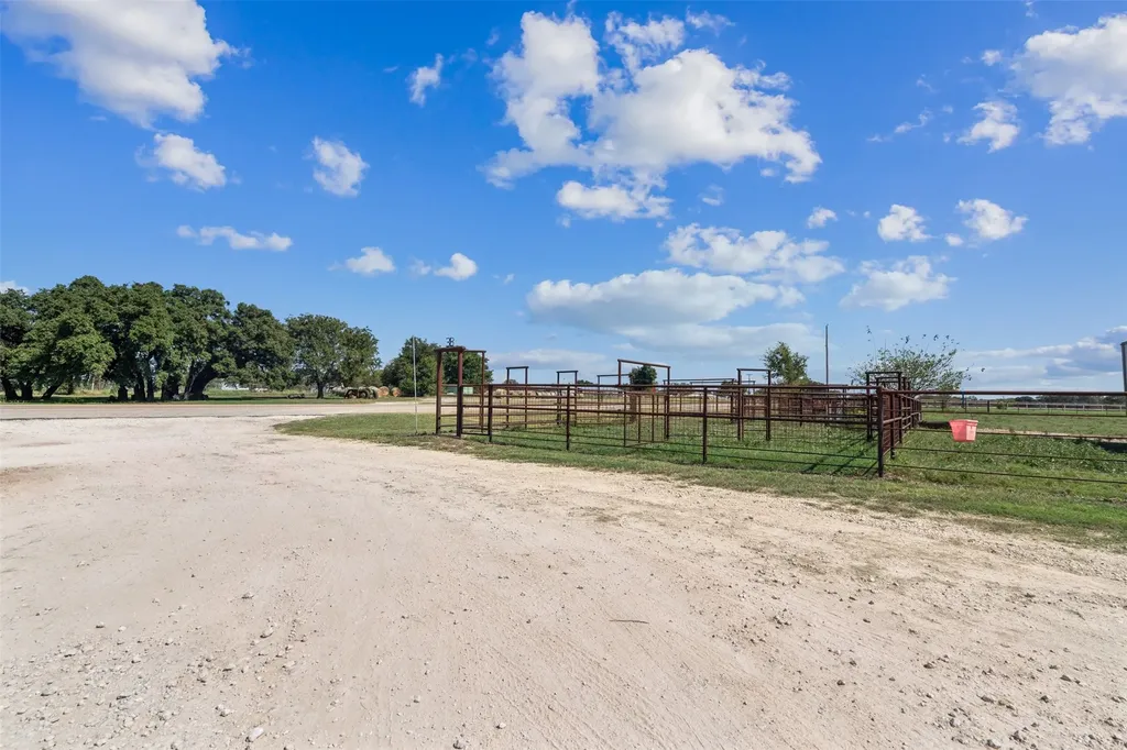 324 E Highway 6 Iredell TX 76649
