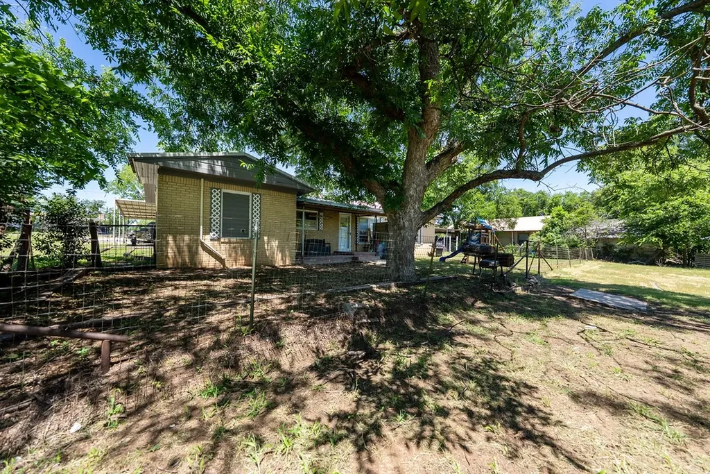 414 W Roberts Street Gorman TX 76454
