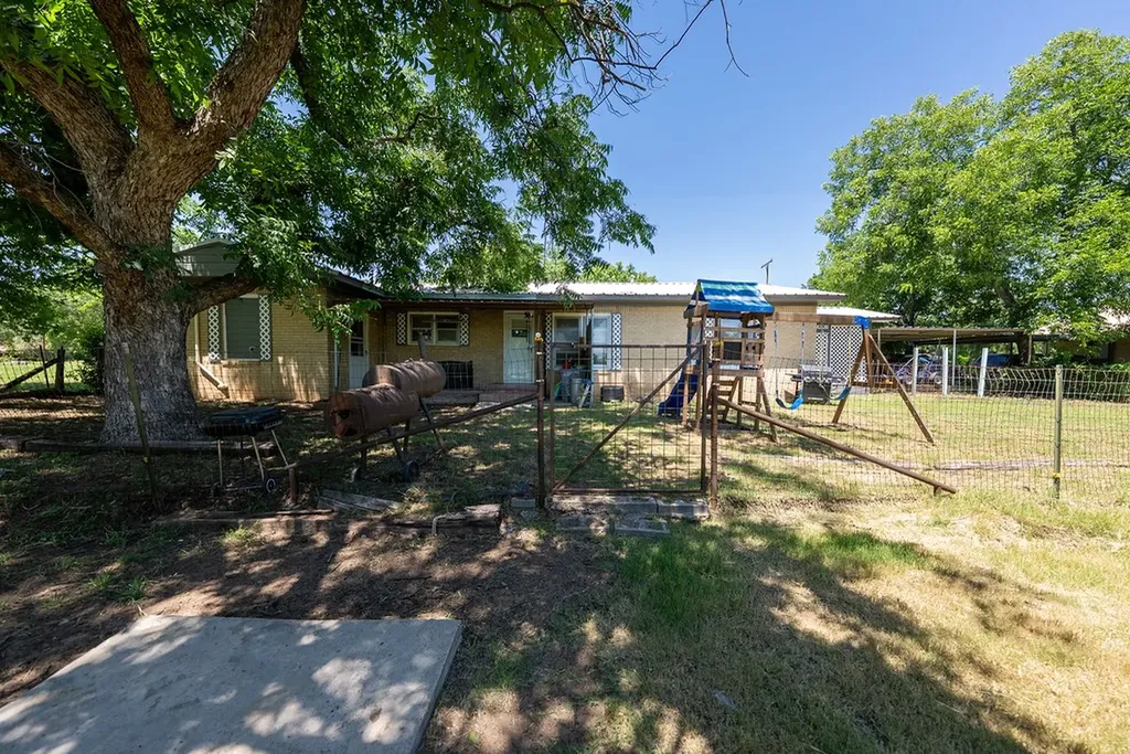 414 W Roberts Street Gorman TX 76454