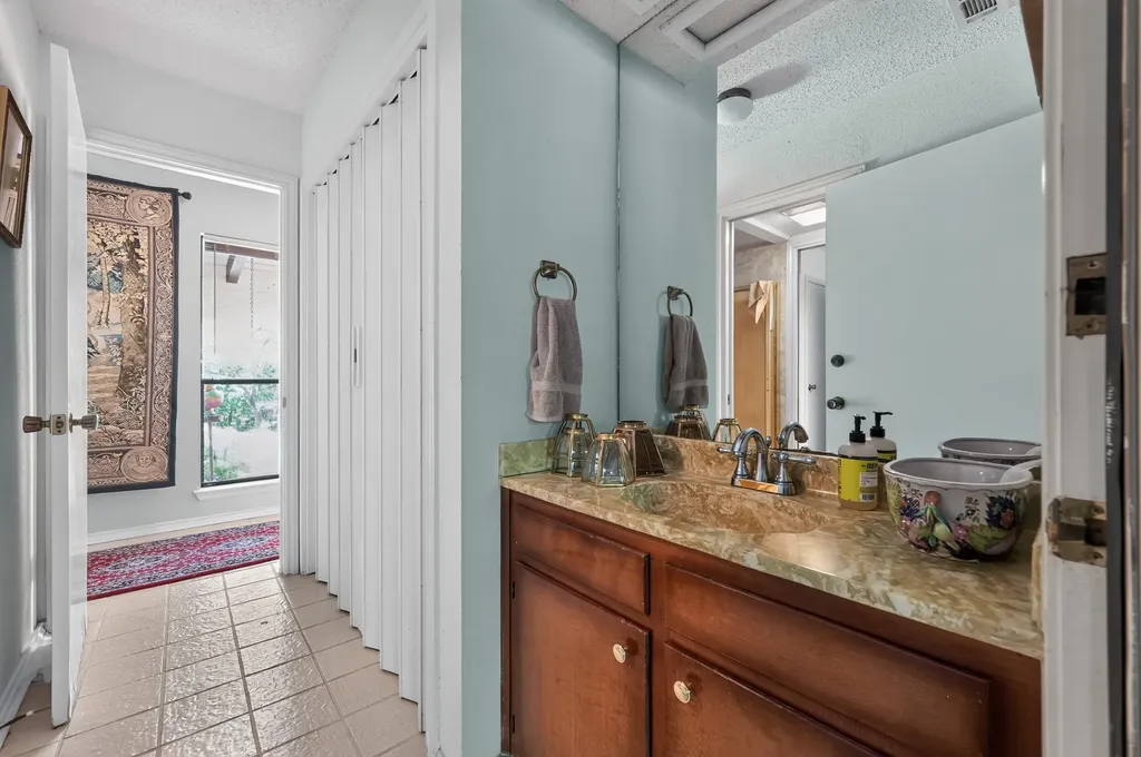 7044 Comanche Trail Austin TX 78732