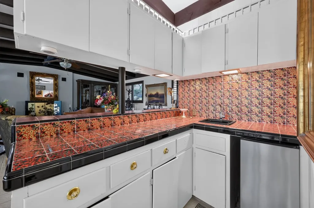 7044 Comanche Trail Austin TX 78732