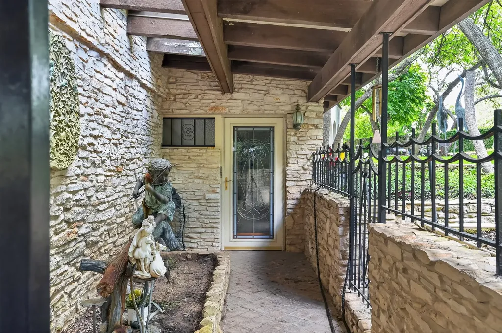 7044 Comanche Trail Austin TX 78732