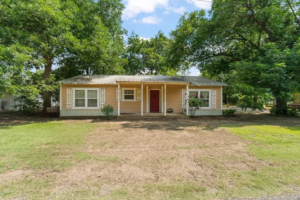 402 College Street Grandview TX 76050