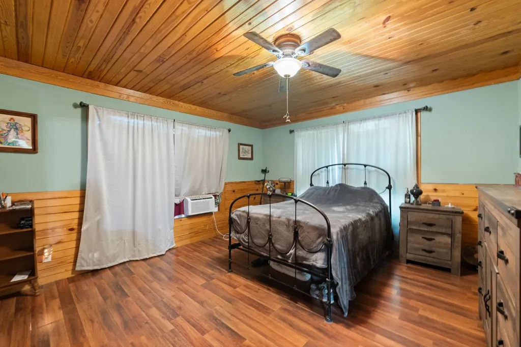 402 College Street Grandview TX 76050