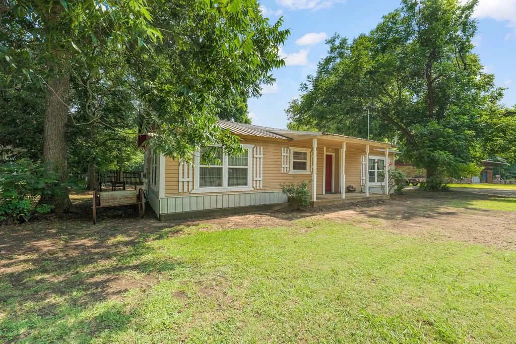 402 College Street Grandview TX 76050