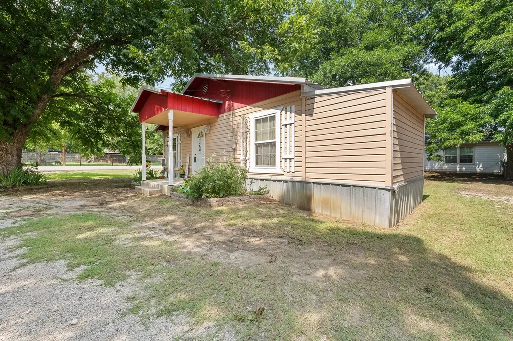402 College Street Grandview TX 76050