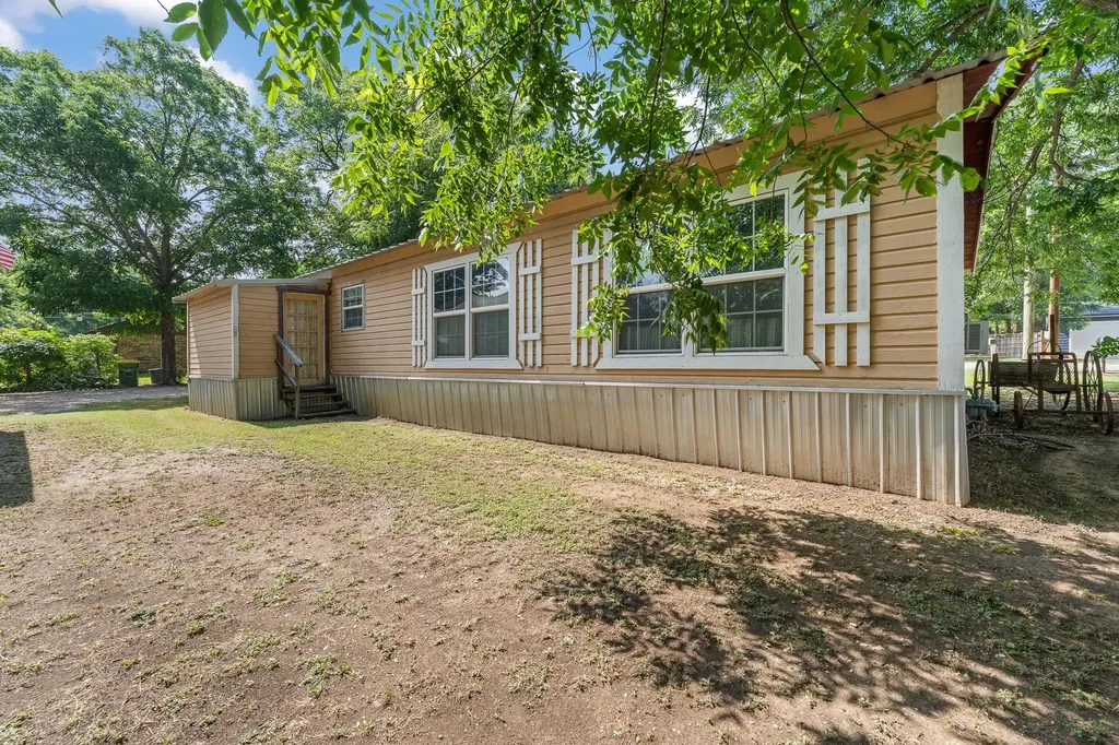 402 College Street Grandview TX 76050