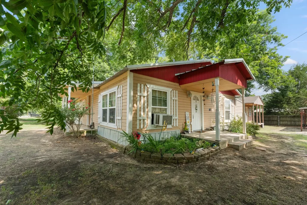 402 College Street Grandview TX 76050