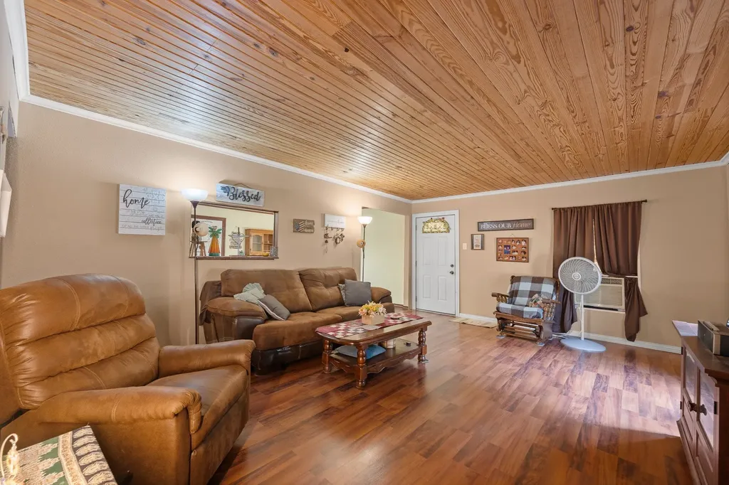 402 College Street Grandview TX 76050