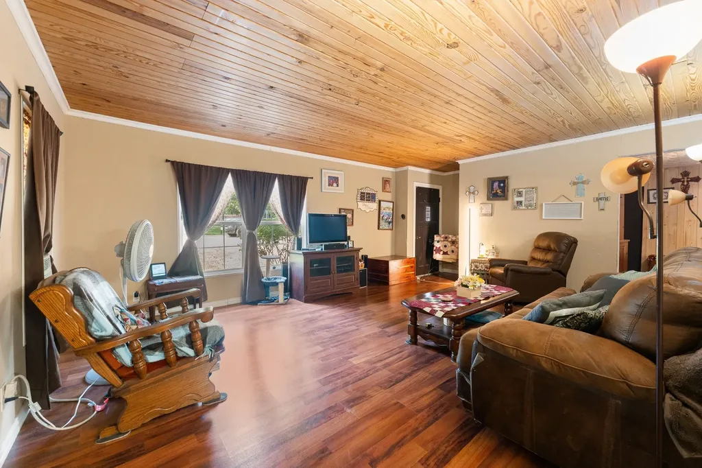 402 College Street Grandview TX 76050