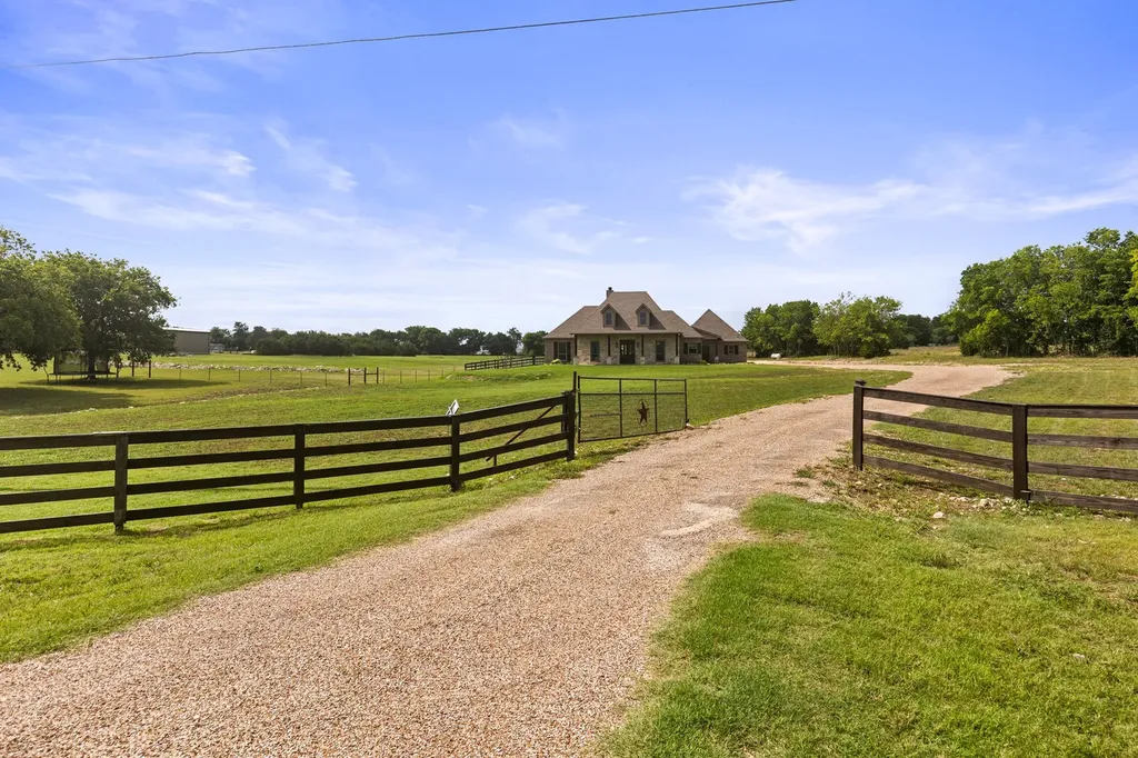 723 W Lee Avenue Whitney TX 76692