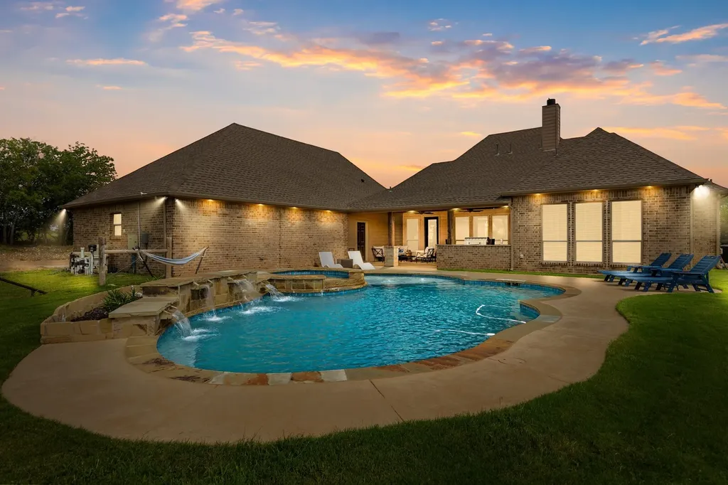 723 W Lee Avenue Whitney TX 76692