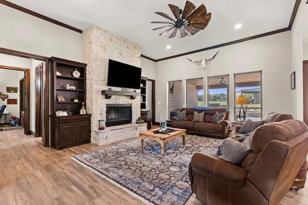 723 W Lee Avenue Whitney TX 76692