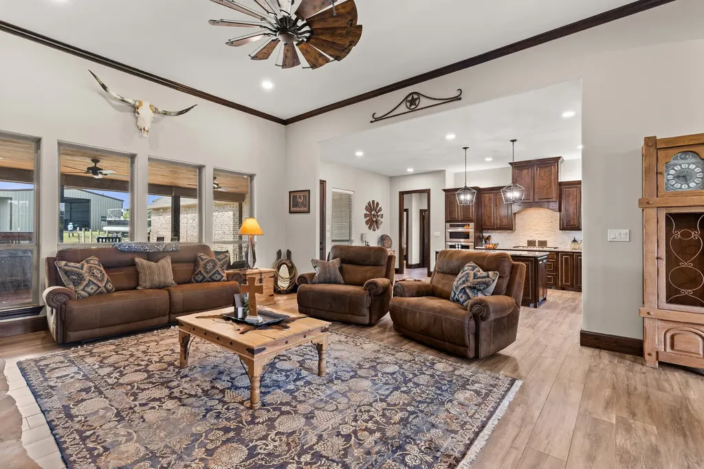 723 W Lee Avenue Whitney TX 76692