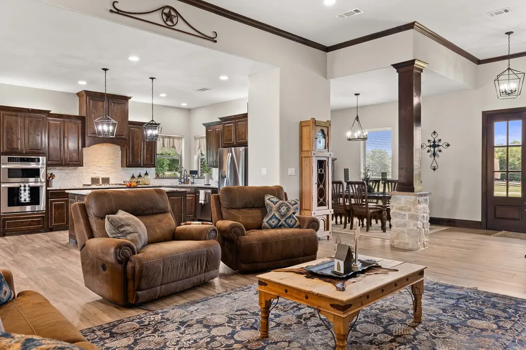 723 W Lee Avenue Whitney TX 76692