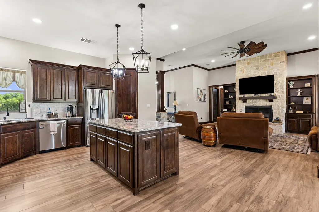 723 W Lee Avenue Whitney TX 76692