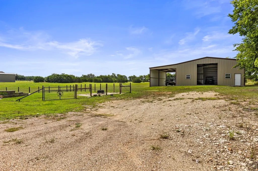 723 W Lee Avenue Whitney TX 76692