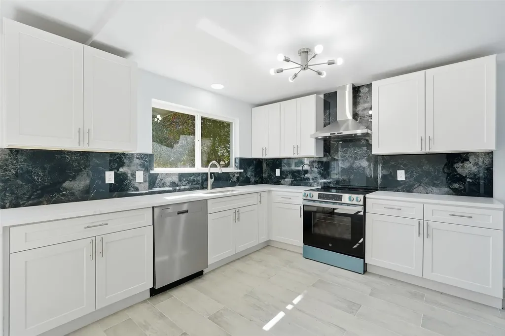 1813 Crockett Street Garland TX 75042