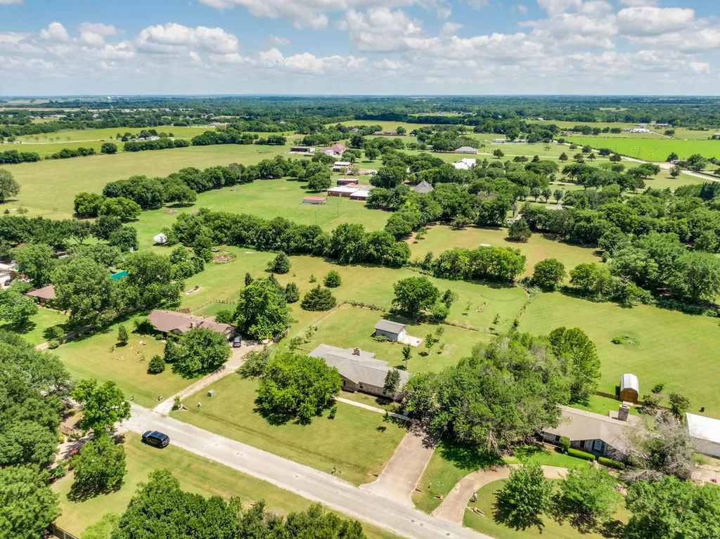112 Burkett Lane Pecan Hill TX 75154