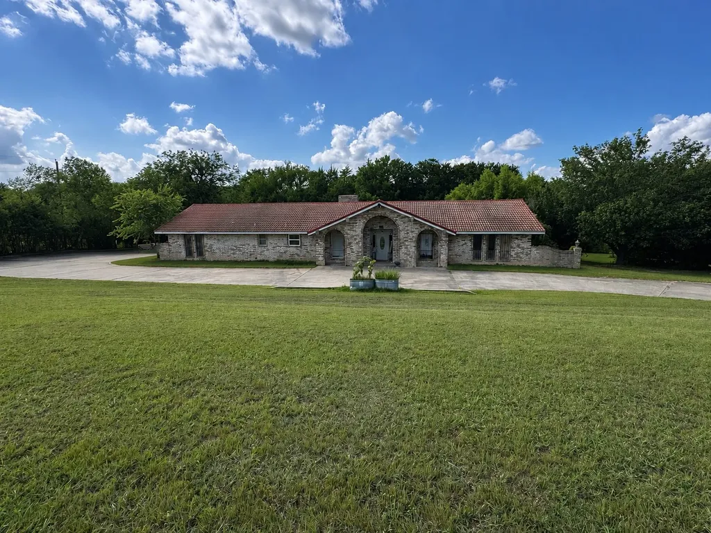 1304 Lariat Circle Oak Leaf TX 75154