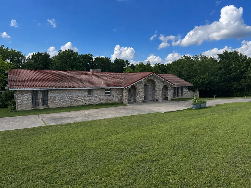 1304 Lariat Circle Oak Leaf TX 75154