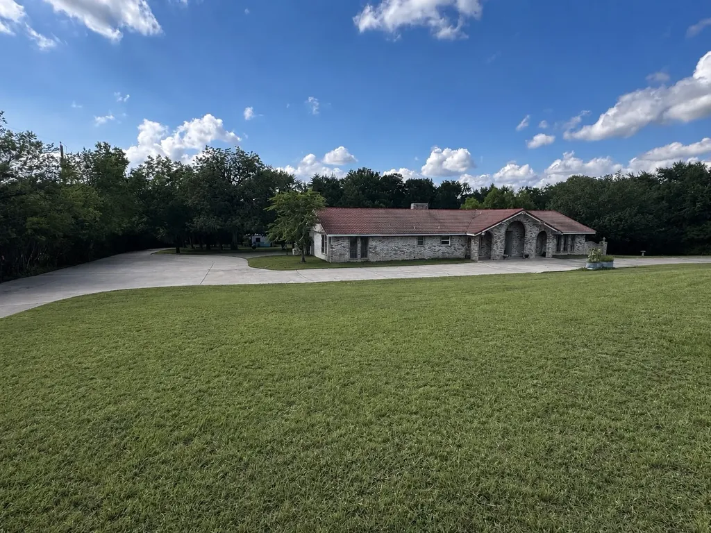 1304 Lariat Circle Oak Leaf TX 75154