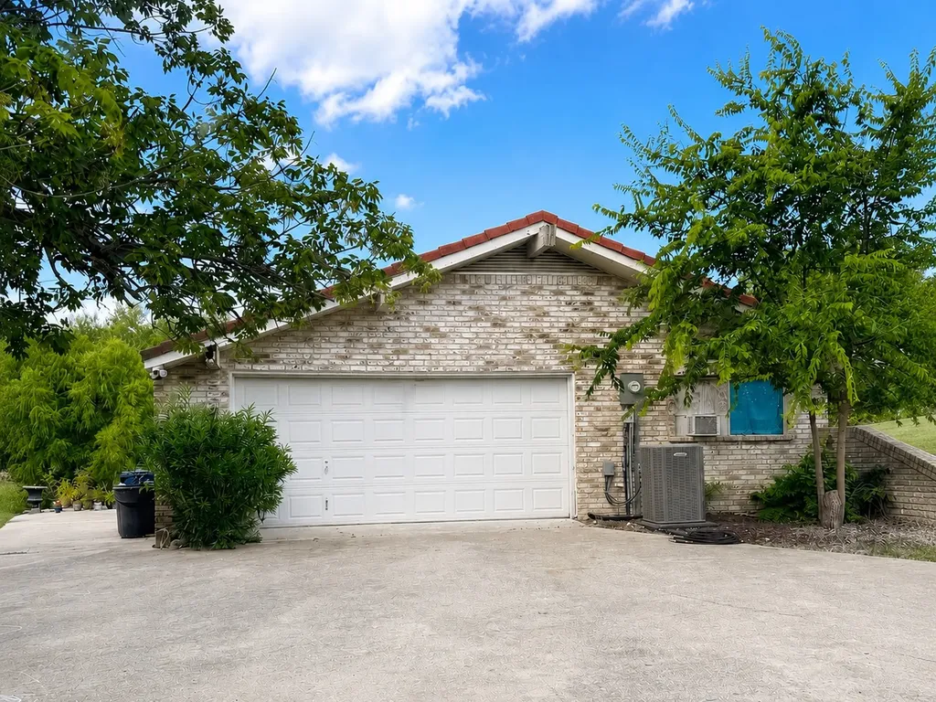1304 Lariat Circle Oak Leaf TX 75154