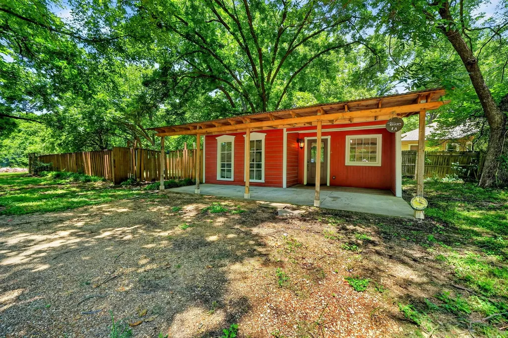 415 S Dallas Avenue Lancaster TX 75146
