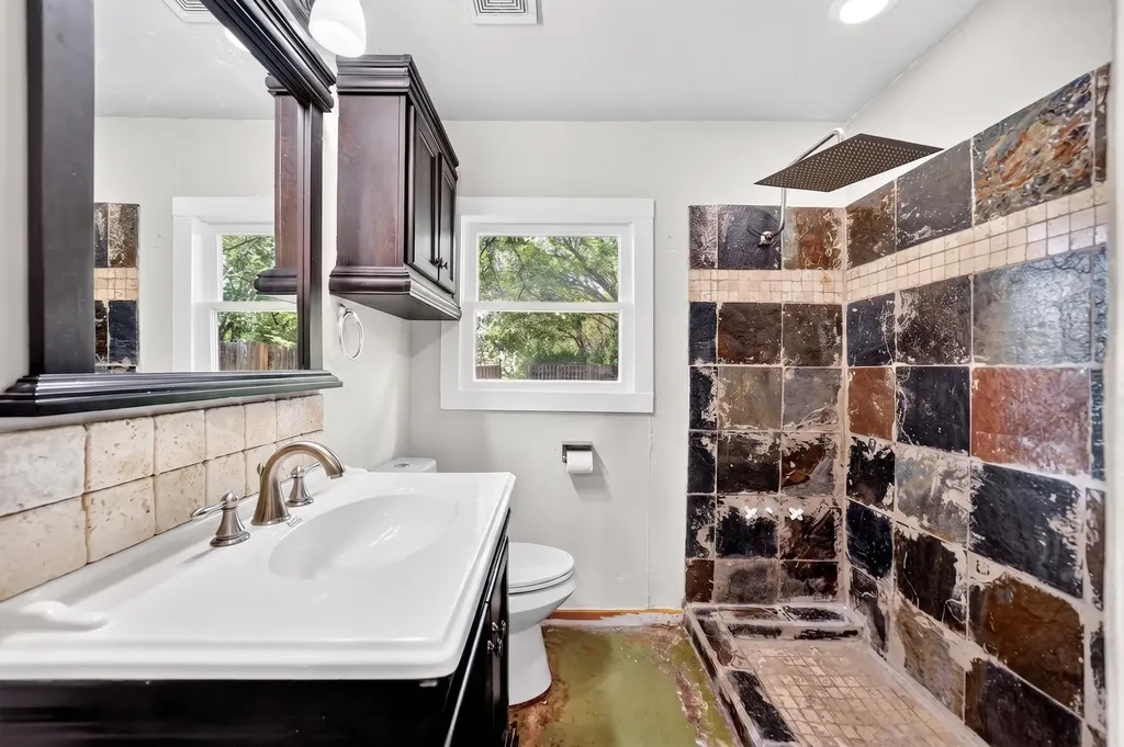 415 S Dallas Avenue Lancaster TX 75146