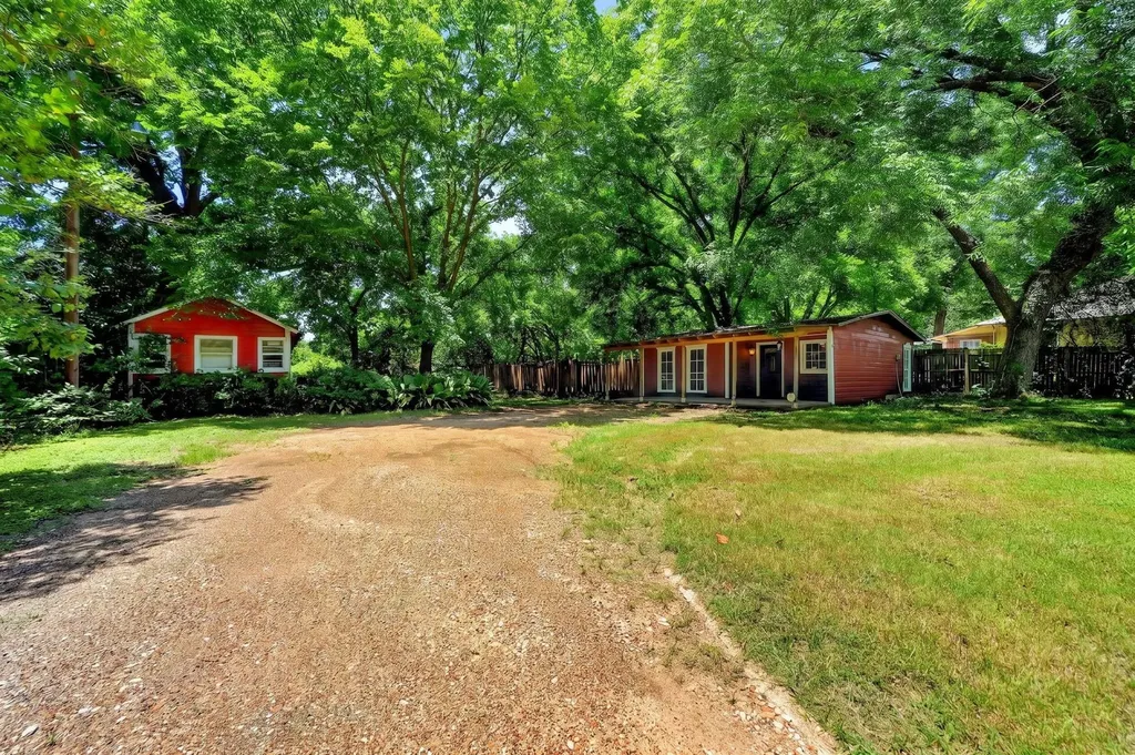 415 S Dallas Avenue Lancaster TX 75146