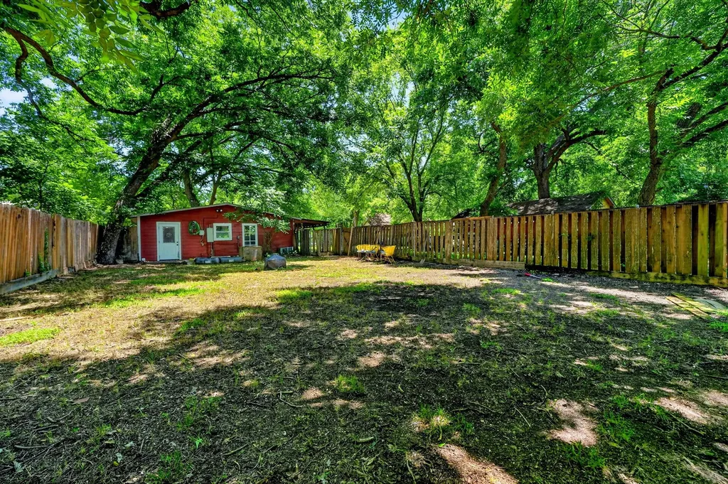 415 S Dallas Avenue Lancaster TX 75146