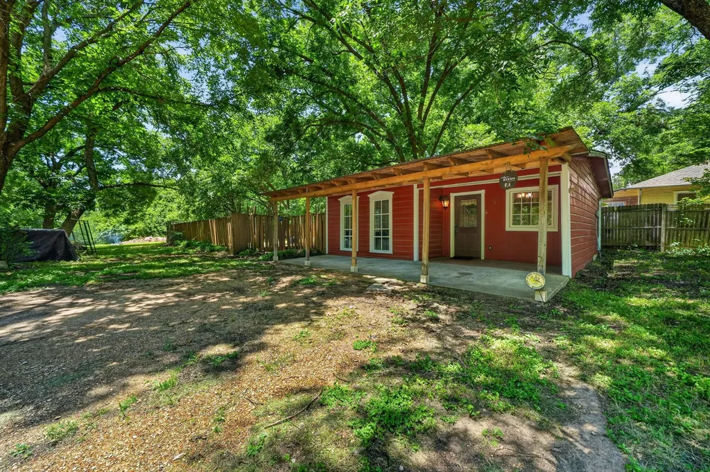415 S Dallas Avenue Lancaster TX 75146